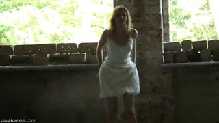 Сборник писающих молодых девок в разных местах