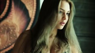 Красивая модель демонстрирует своё тело перед камерой в белье