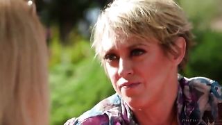 Во время массажа парень трахнулся со зрелой мачехой и её сисястой подругой