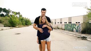 Трахает на улице красивую девушку