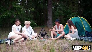 Выебал в жопу девушку свингера в лесу