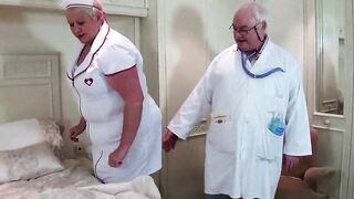 Доктор ласкает пизду толстой медсестры
